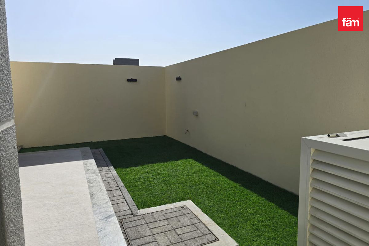 Spacious 3 bedrooms townhouse | Modern Design-18