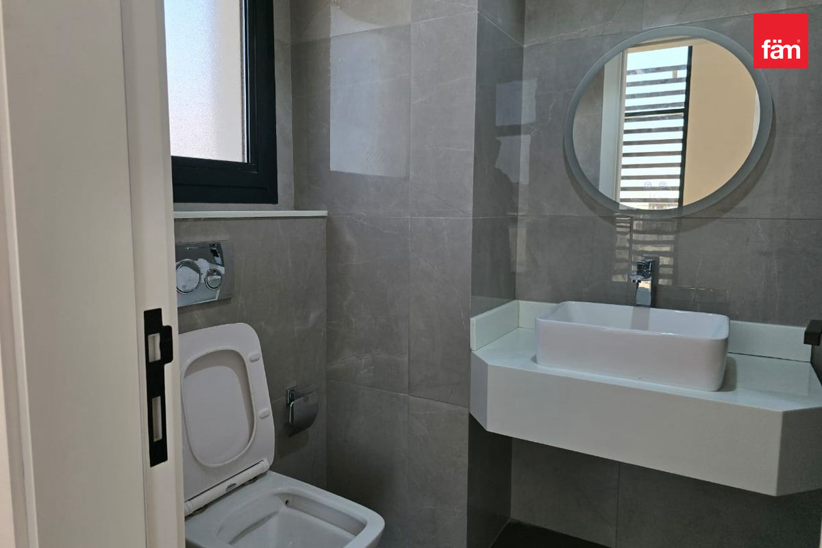 Spacious 3 bedrooms townhouse | Modern Design-12