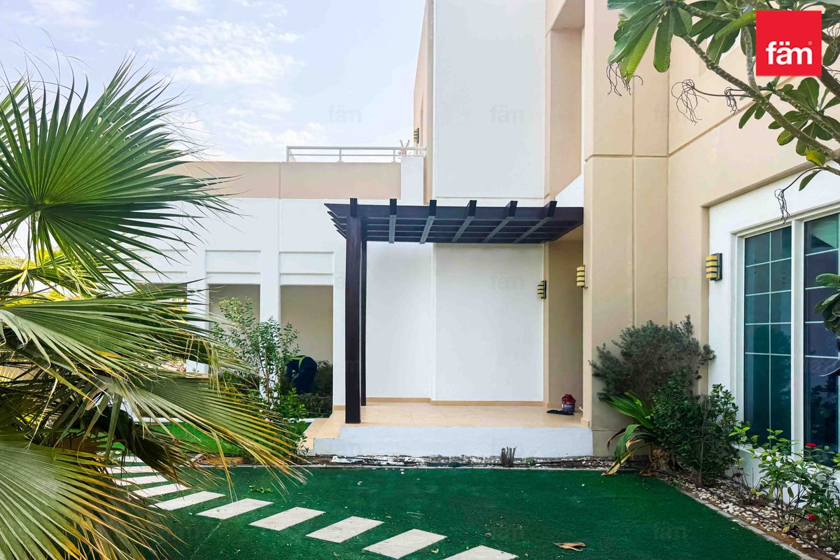 3 Beds Independent Villa Pool Facing, Huge Garden-27
