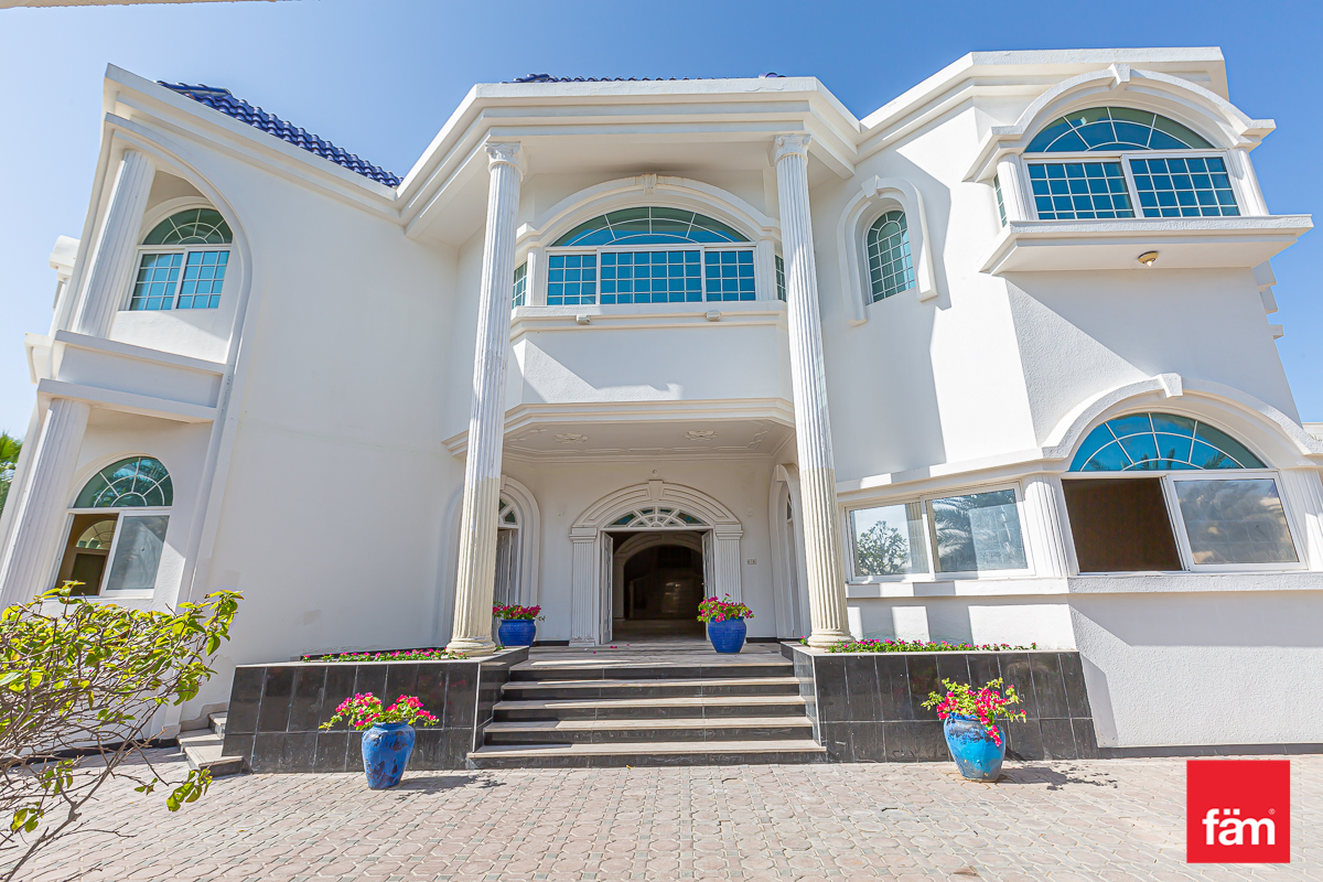 Price 13,500,000 AED 5 Bedroom Villa for Sale in Umm Suqeim 2 Villas