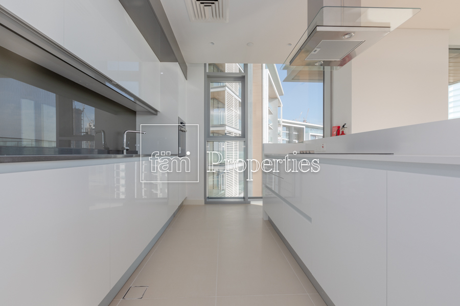 Price 160,000 AED 2 Bedroom Apartment for Rent in Bluewaters